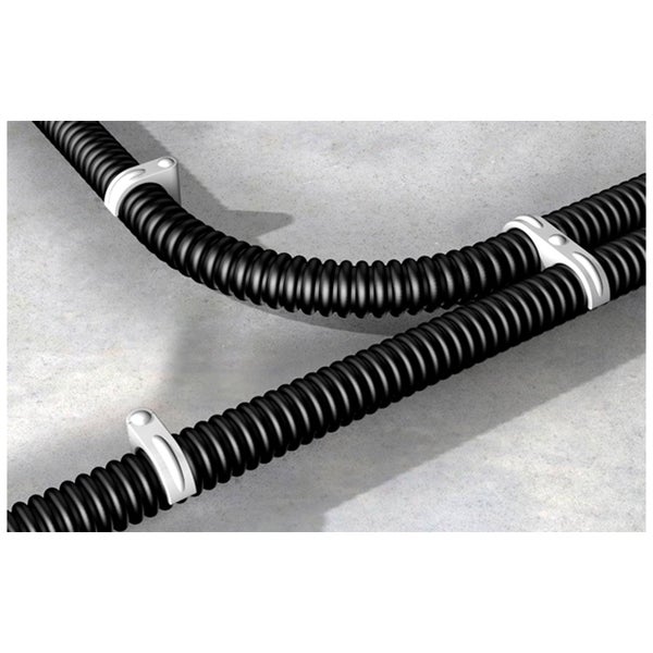 Zwei schwarze Wellrohre mit weißen Befestigungsclips an einer Wand.