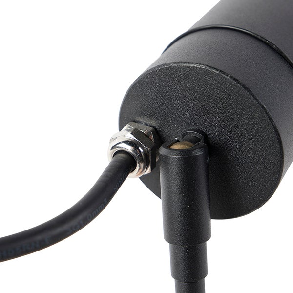 Nahaufnahme der Kabelzuführung eines Außenstrahlers mit Kabelverschraubung und Halterung.