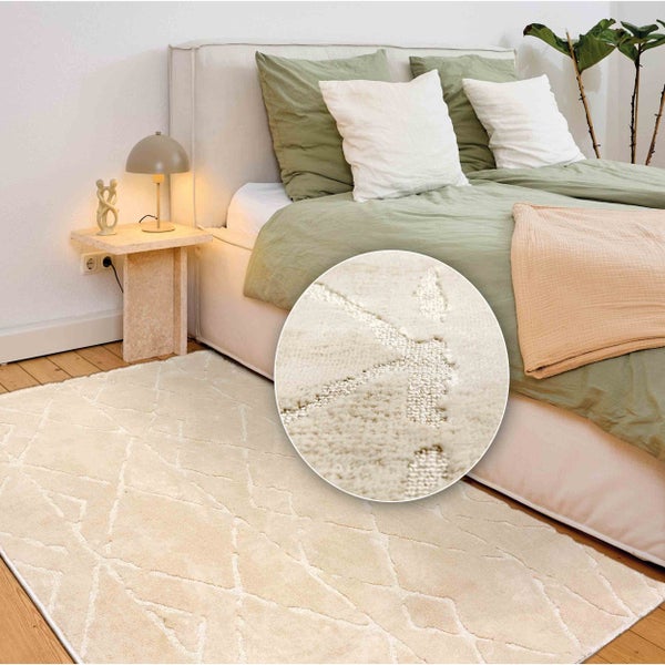 Teppich im Schlafzimmer mit geometrischem Muster und Nahaufnahme der Textur