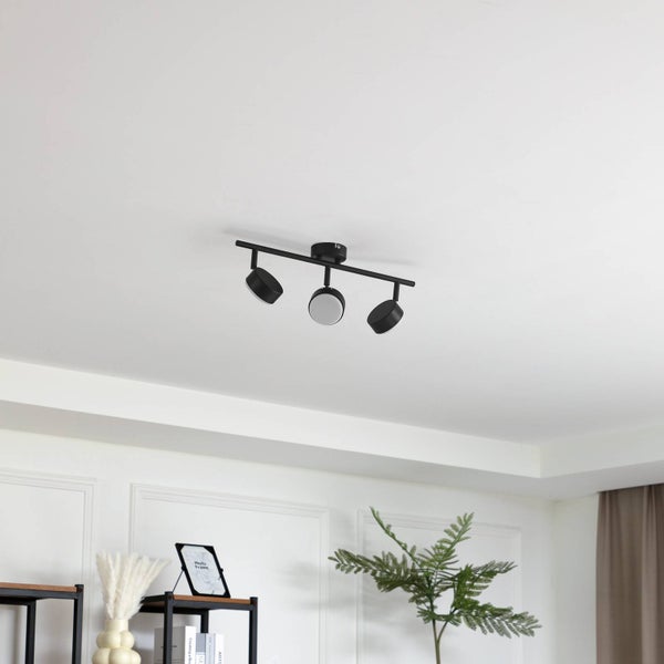 Deckenleuchte mit drei Strahlern an einer Stange