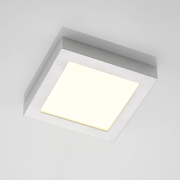 Quadratische LED-Deckenleuchte in Silberoptik mit weißer Leuchtfläche.
