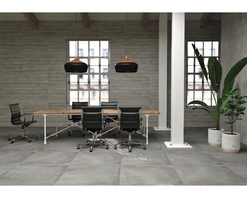 Heller Konferenzraum mit Holztisch, Bürostühlen und Pflanzen