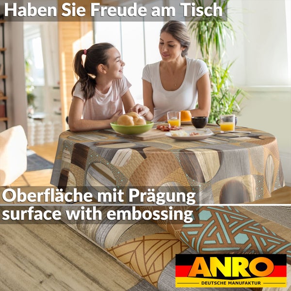 Frau und Kind an einem runden Tisch mit gemusterter Tischdecke mit geprägter Oberfläche beim Frühstück. ANRO Logo.