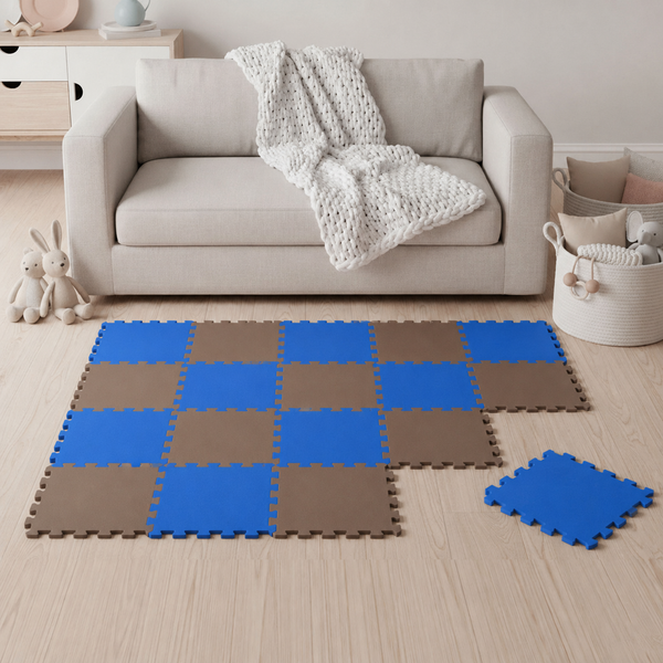 Buntes Puzzle-Spielmatte aus Schaumstoff für Kinderzimmer in einem Wohnraum mit Sofa und Spielzeugaufbewahrung