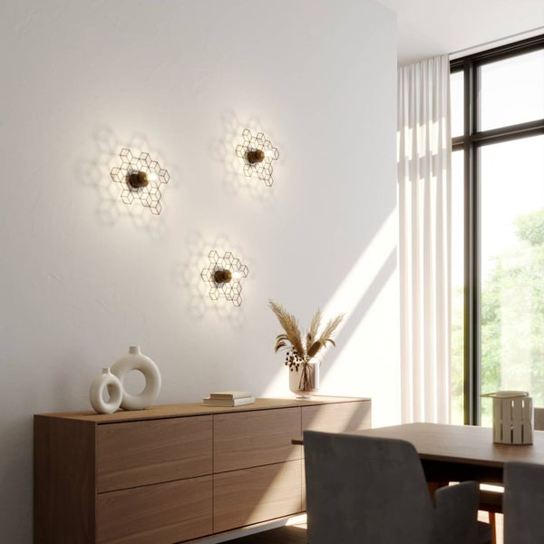 Szene mit drei sechseckigen Wandleuchten im Wohnzimmer