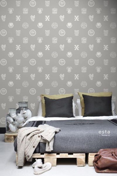 Graue Wandtapete mit College-Motiven hinter einem Bett