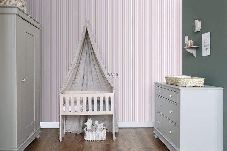 Kinderzimmer mit Gitterbett, Baldachin, Kommode, Schrank und gestreifter Tapete