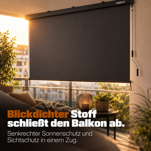 Senkrechtmarkise für den Balkon als Sonnen- und Sichtschutz. Balkon mit Sofa, Tisch und Pflanzen. ONBEST Logo.