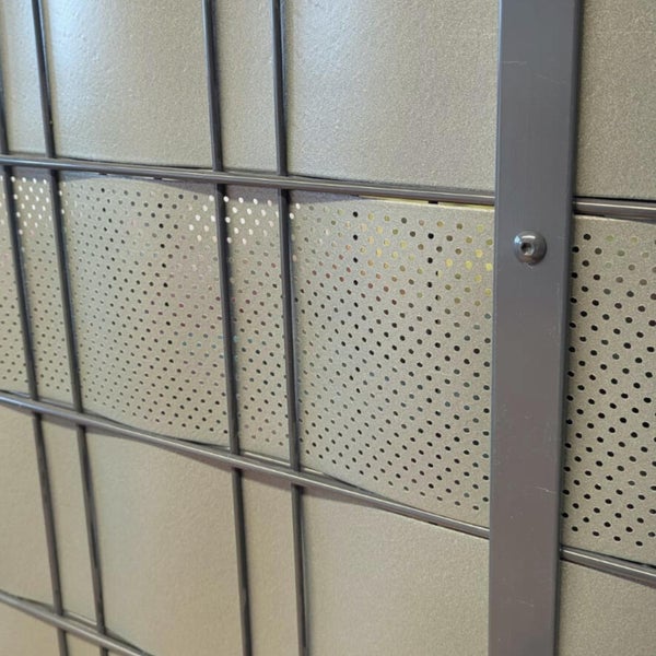 Detailansicht eines Regals mit Lochblech und Drahtgitter