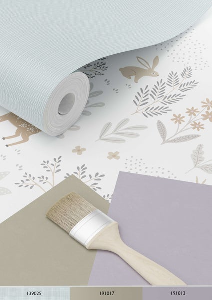 Tapetenrolle mit Waldtiermotiv, Farbmuster und Pinsel