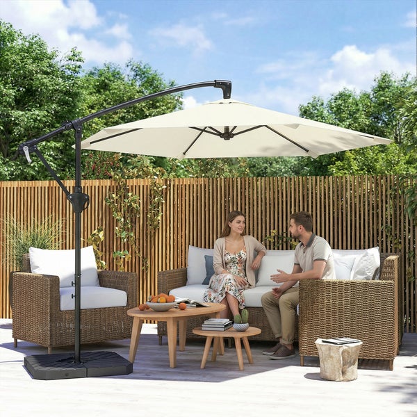 Dunkelblauer rechteckiger Sonnenschirm 3 mal 2 Meter mit Belüftung und Ultraviolett-Schutz über Personen an einem Holztisch im hellen Garten.