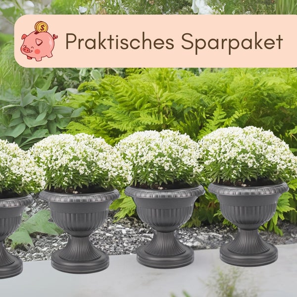 Zwei klassische anthrazitfarbene Pflanzamphoren mit Riffelstruktur im Garten, bepflanzt mit Blumen. Symbol für Farbechtheit und Formbeständigkeit.