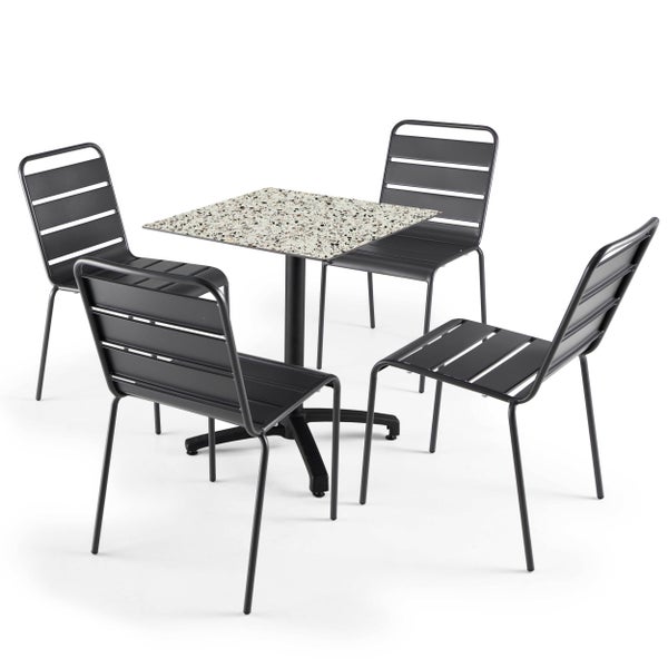 Gartenmöbel Set bestehend aus einem quadratischen Tisch mit Terrazzo-Platte und vier anthrazitfarbenen Metallstühlen.