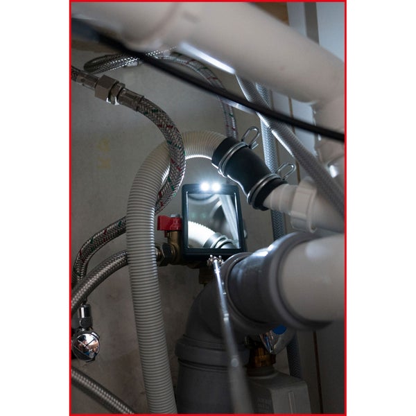 Detailaufnahme von Sanitärinstallationen unter einem Waschbecken mit Rohren, Ventilen und einer Inspektionskamera