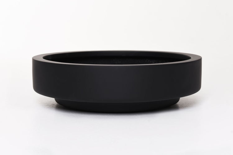 Flache runde Pflanzschale in mattem Schwarz.