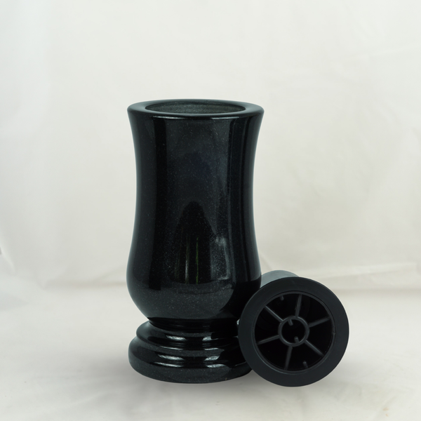 Schwarze Grabvase aus Granit mit Kunststoffeinsatz für Grabschmuck.