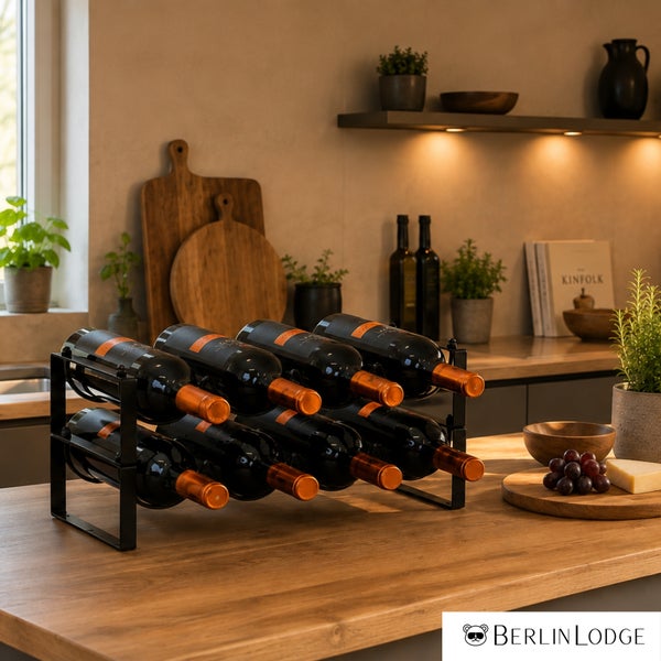 Schwarzes Weinregal aus Metall für acht Flaschen, stehend auf einer Holzarbeitsplatte in einer modernen Küche.