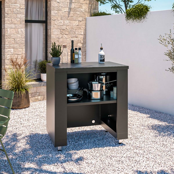L-förmige Außenküche mit Modulen für Spüle und Gasgrill. Schwarzes Design mit Edelstahlkomponenten und viel Stauraum.