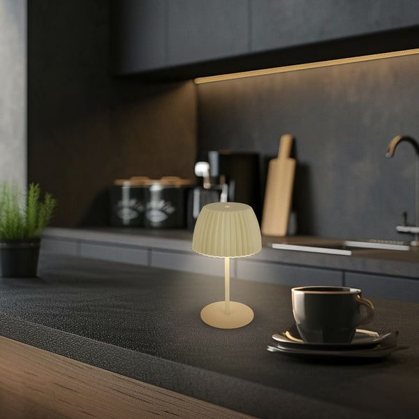 Wohnzimmer-Szene mit Sofa, Tischlampe, Beistelltischen und Dekorationen, die eine gemütliche Atmosphäre erzeugen.