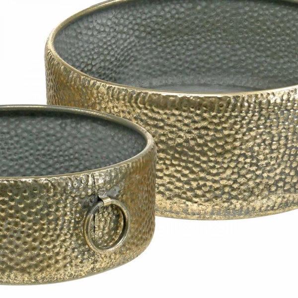 Zwei goldfarbene Pflanzgefäße mit gehämmerter Oberfläche