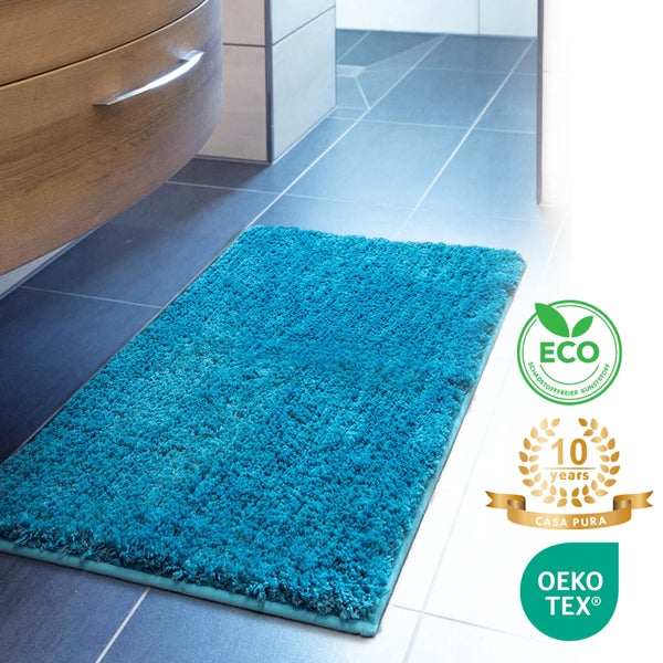 Blauer Badteppich vor Waschtisch mit ECO Siegel, 10 Jahre Casa Pura Garantie und Oeko-Tex Siegel.