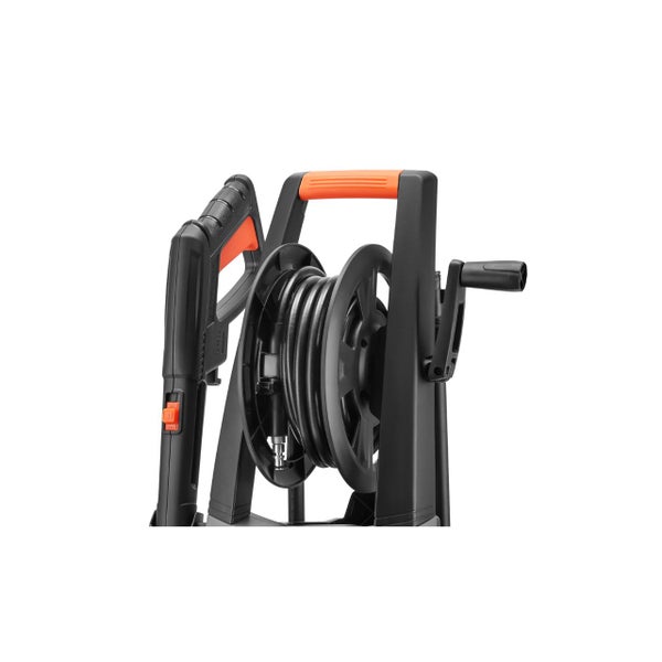 Detailansicht eines Hochdruckreinigers mit Schlauchtrommel, Spritzpistole und Griff in Schwarz und Orange.