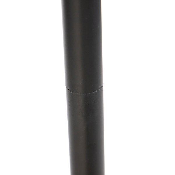 Nahaufnahme einer schwarzen Metallstange mit einer horizontalen Verbindungsstelle zwischen zwei Abschnitten.