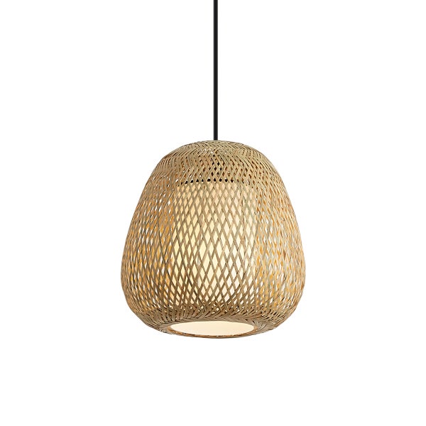 Hängeleuchte mit einem Lampenschirm aus geflochtenem Bambus und innerem Diffusor an einem Pendelkabel.