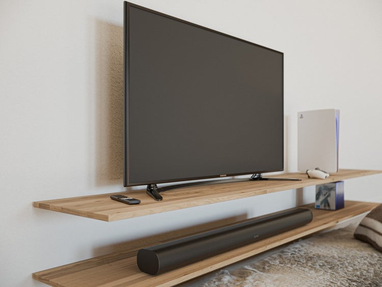 Moderne Wohnzimmerszene mit zwei Wandregalen aus Holz. Auf dem oberen Regal steht ein Fernseher, auf dem unteren eine Soundbar.