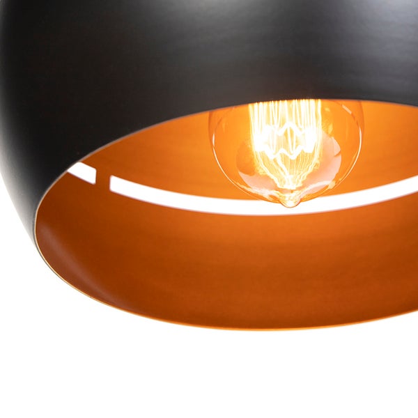 Nahaufnahme einer Pendelleuchte mit einer Glühbirne.