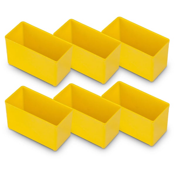 Ziergras mit feinen, aufrechten Halmen und ährenähnlichen Blütenständen in einem Gartenbeet.