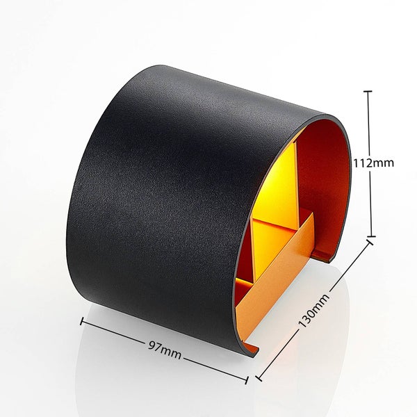 Moderne Wandleuchte in Schwarz mit goldfarbener Innenseite, Abmessungen: Breite 97 Millimeter, Tiefe 130 Millimeter, Höhe 112 Millimeter.