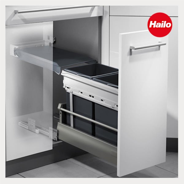Hailo Abfalltrennsystem in einem weißen Küchenunterschrank mit Auszug, Hailo Logo.