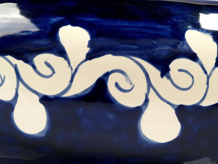 Detailansicht einer Keramikschale mit floralem Muster