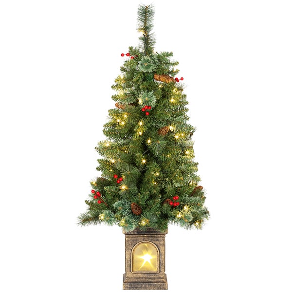 Künstlicher Weihnachtsbaum mit Beleuchtung, roten Beeren, Zapfen und einem beleuchteten Sockel mit Sternmotiv.