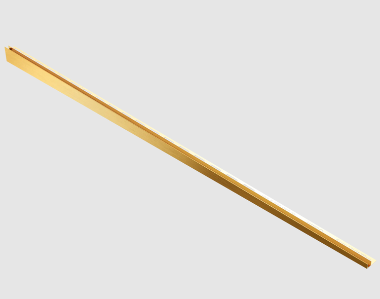 L-förmiges Fliesenprofil aus Metall mit gelochtem Schenkel in Gold-Optik, Länge 100 Zentimeter.
