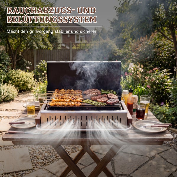 Tischgrill mit Rauchabzugs- und Belüftungssystem auf einem Holztisch im Garten, belegt mit Fleisch und Gemüse, umgeben von Getränken.