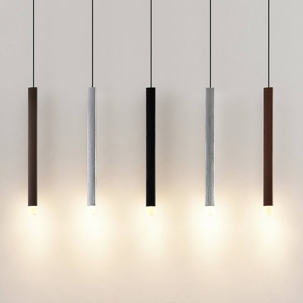 Fünf minimalistische LED Pendelleuchten in verschiedenen Ausführungen wie Holzoptik, Silber und Schwarz nebeneinander hängend.