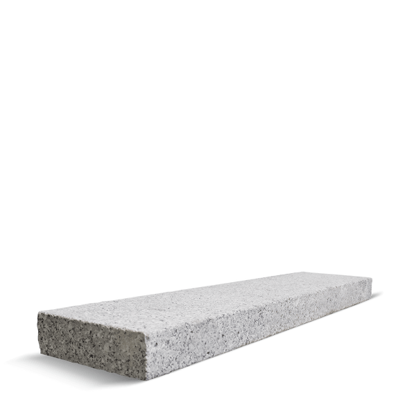 Blockstufe aus grauem Granit mit strukturierter Oberfläche für den Außenbereich.