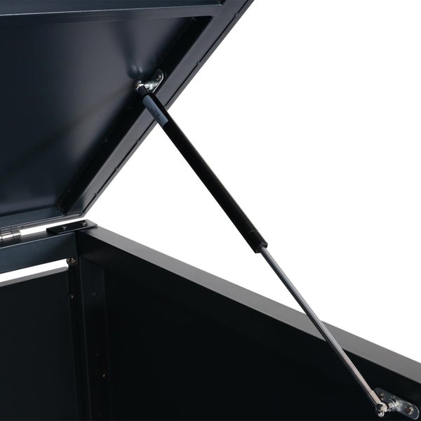 Gasdruckfeder an einer Metall-Gartenbox zur Unterstützung beim Öffnen des Deckels.