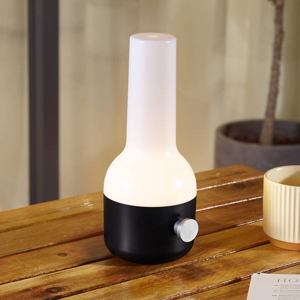 Rosafarbener Patchwork-Teppich mit geometrischen Mustern und orientalischen Symbolen im Vintage-Stil.