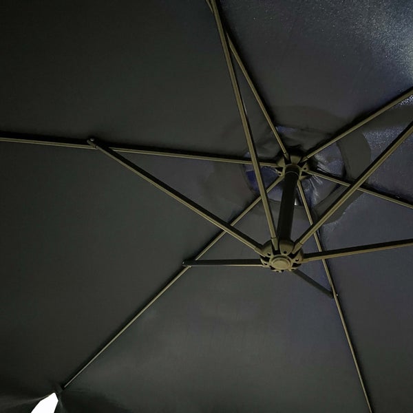 Innenansicht eines schwarzen Sonnenschirms mit Metallgestell