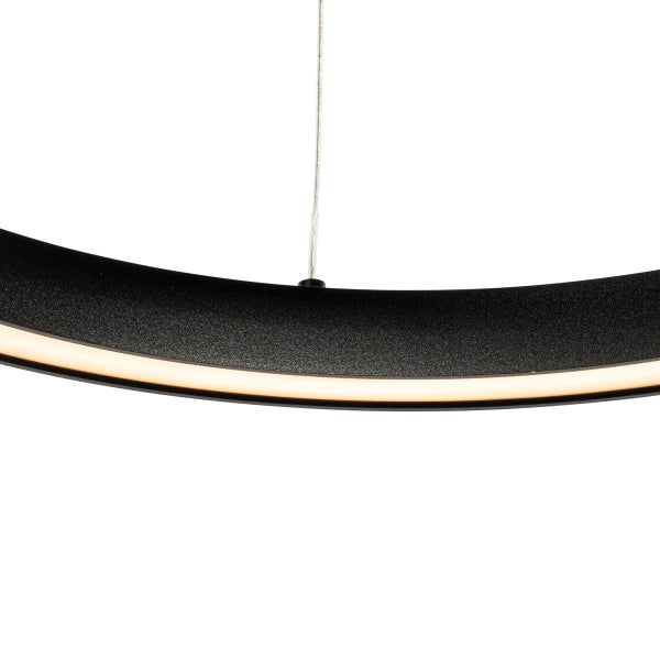 Detail einer runden, schwarzen Hängeleuchte mit LED-Beleuchtung