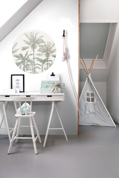 Kindgerechtes Zimmer mit Schreibtisch, Stuhl, Wandtattoo und Spielzelt