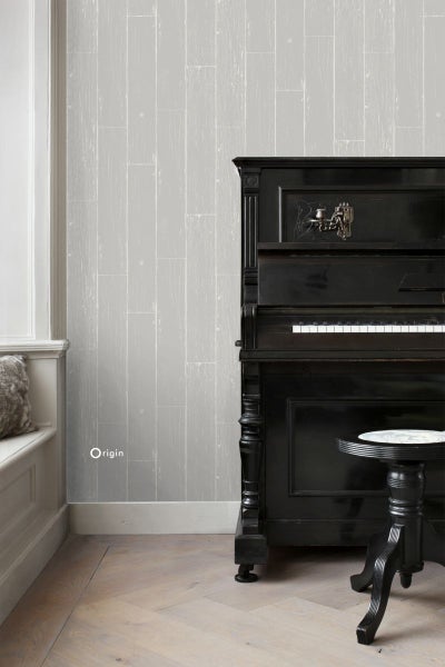 Wohnraum mit Tapete in Holzoptik und Klavier