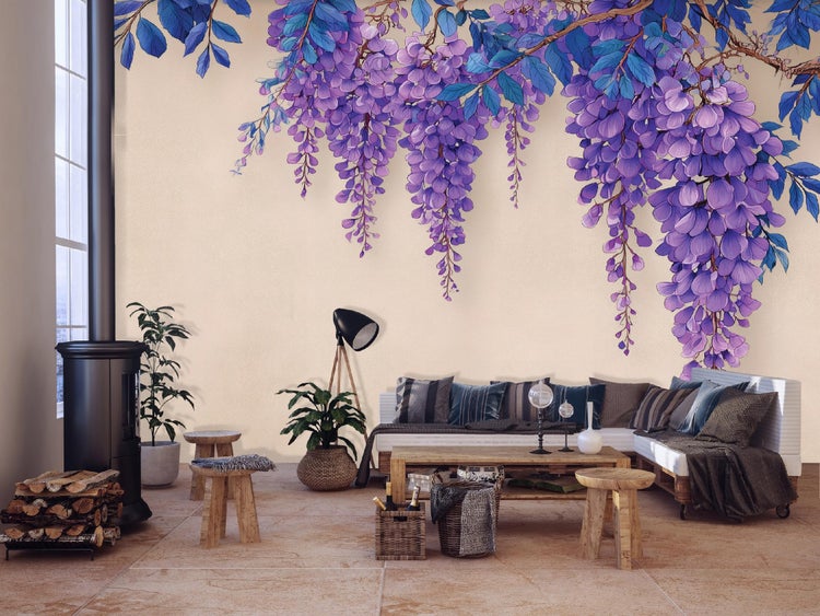 Wohnzimmer mit Tapete mit Glyzinienmuster, Sofa, Holztisch und Kaminofen