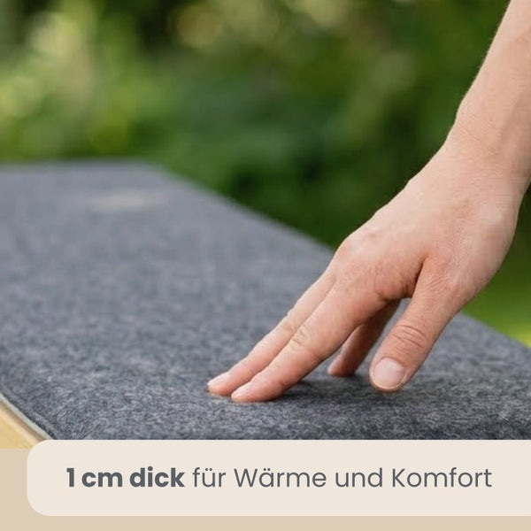 Hand liegt auf einem 1 Zentimeter dicken Sitzkissen aus Filz für Gartenbänke für mehr Wärme und Komfort.