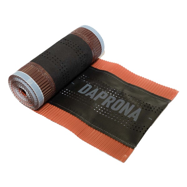 Teilweise ausgerollte First- und Gratrolle von Daprona mit Textilvlies und plissierten Aluminiumkanten.