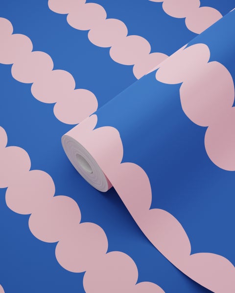 Tapetenrolle mit Wolkenmuster auf blauem Grund