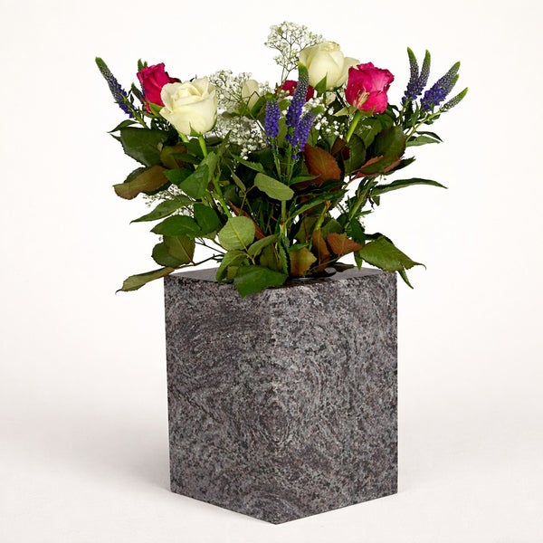 Grabvase aus Naturstein in quadratischer Form mit Blumenstrauß aus Rosen und Schleierkraut